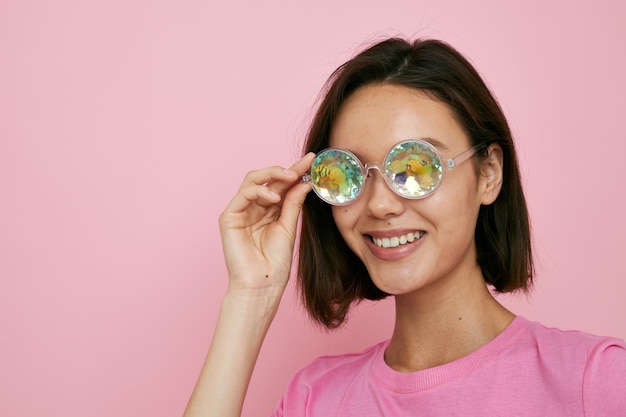 Lunettes brune aux cheveux courts en forme de diamants dans un fond isolé de t-shirt rose