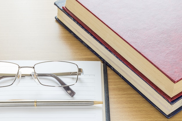 Lunettes et cahier ouvert page blanche