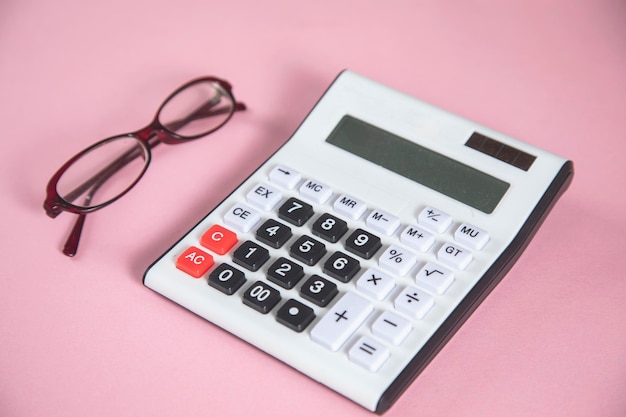 Lunettes avec calculatrice sur table