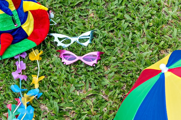 Lunettes de carnaval colorées et chapeau Carnaval brésilien