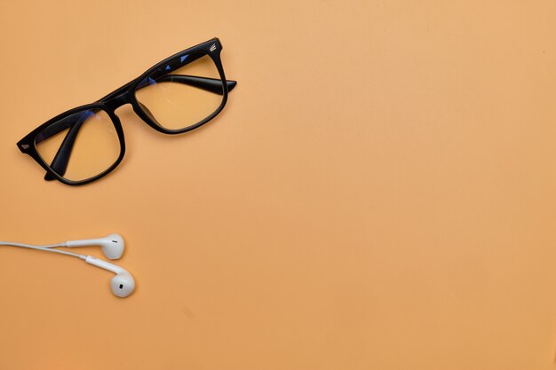 Lunettes avec un casque sur une orange