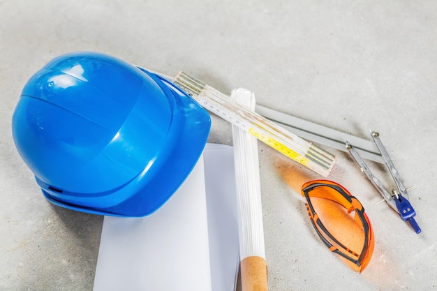 Des lunettes de casque et des plans sur le chantier