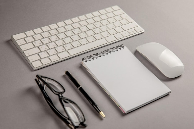 Lunettes clavier et bloc-notes