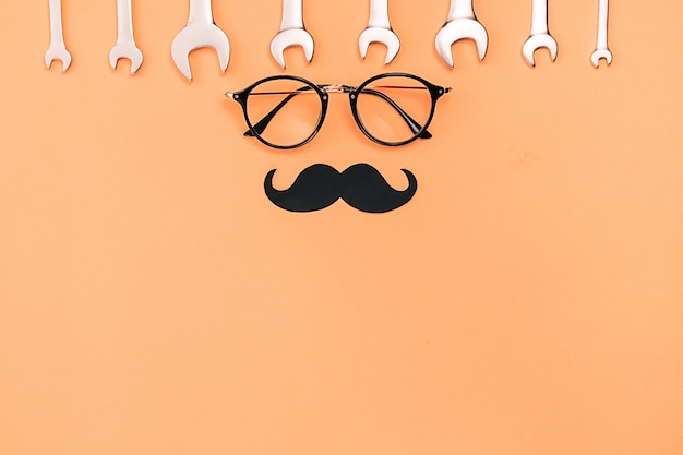 Lunettes avec clés et moustache en papier noir