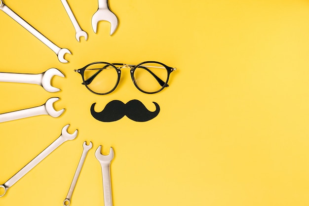 Lunettes avec clés et moustache en papier noir