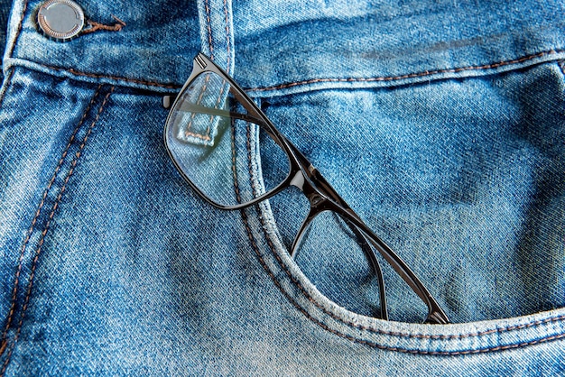 lunettes dans la poche du jean.