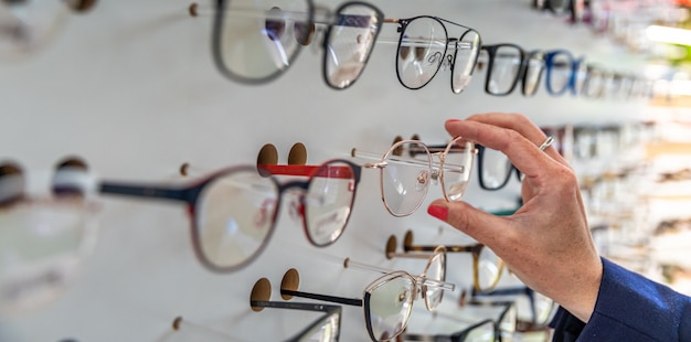 Lunettes dans une vitrine de la chirurgie oculaire et du commerce