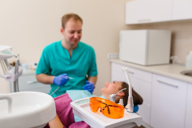 Photo lunettes dentaires pour la protection uv dans le contexte du médecin et du patient