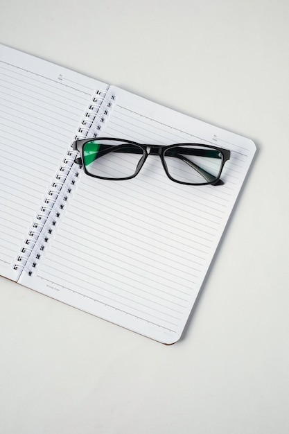 Lunettes élégantes sur un bureau blanc