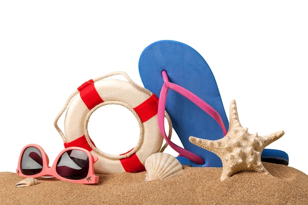 Lunettes, étoile de mer et tongs sur sable isolé sur blanc