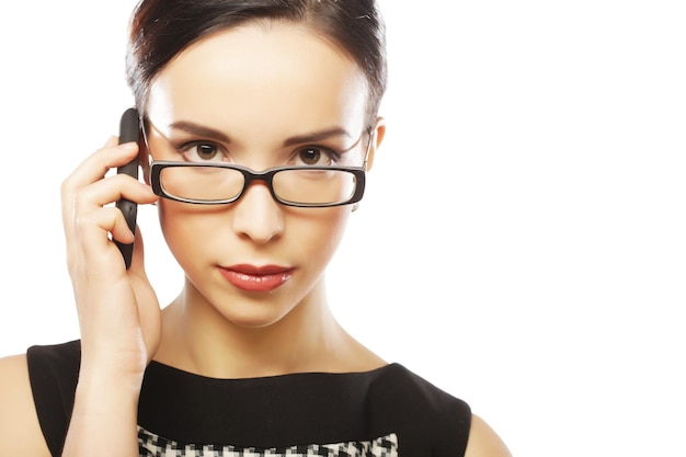 Lunettes femme à l'aide de téléphone