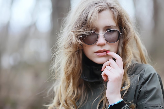 lunettes de fille portrait d'automne, une femme adulte look d'automne glamour