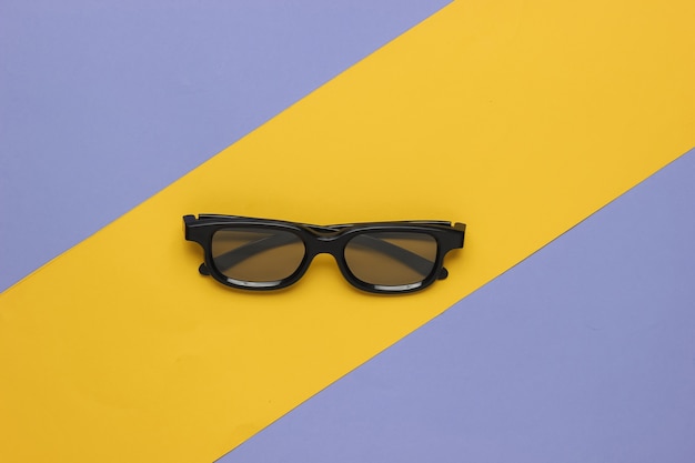 Lunettes D sur fond jaune violet