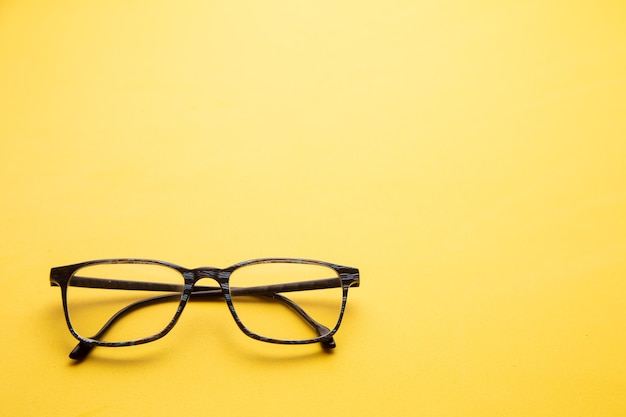 Des lunettes sur fond jaune