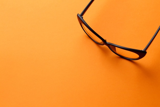 Lunettes sur fond orange blanc