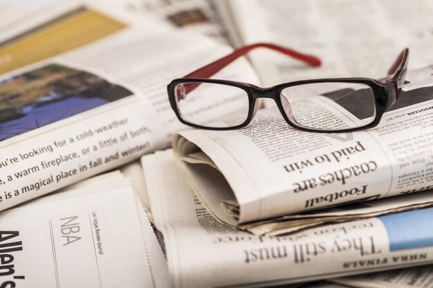 Photo des lunettes de lecture se trouvent sur une pile de journaux