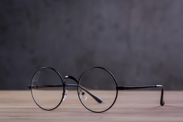 Lunettes de lecture vintage sur la surface en bois