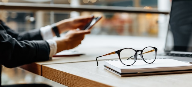 Lunettes sur le lieu de travail au bureau