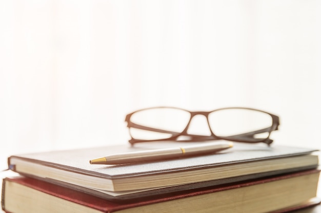 Lunettes et livre sur le bureau