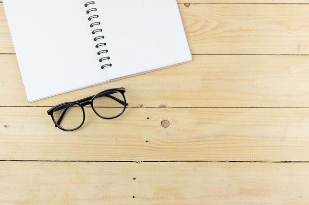 Lunettes et livre sur la table en bois. copie espace