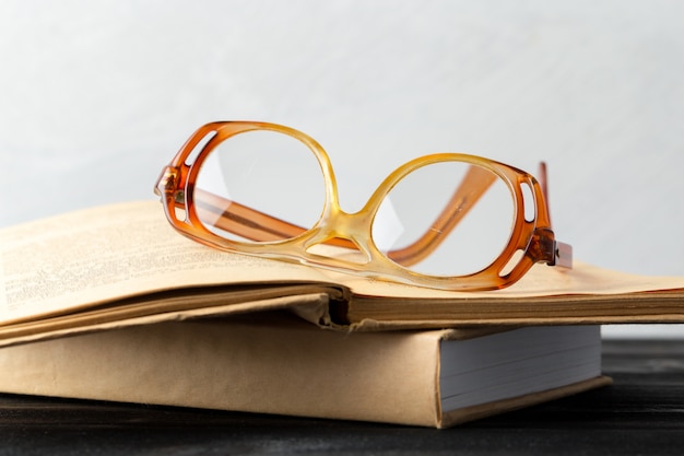 Lunettes et livre sur la table