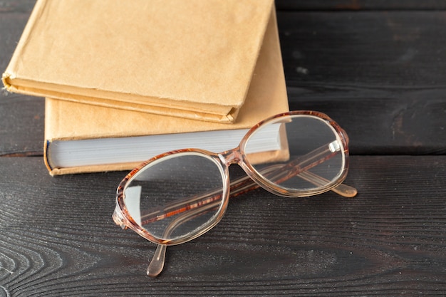 Lunettes et livre sur la table