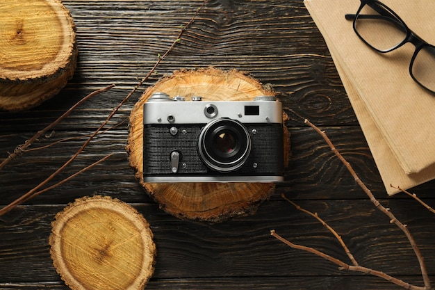 Lunettes et livres d'appareil photo vintage sur fond en bois, vue de dessus