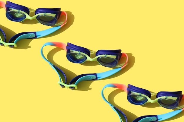 Lunettes lumineuses pour nager dans la piscine sur fond jaune