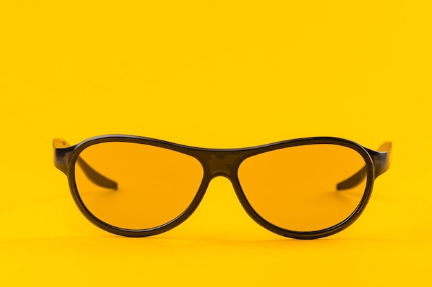 Lunettes modernes à la mode et de bureau isolées sur fond jaune.