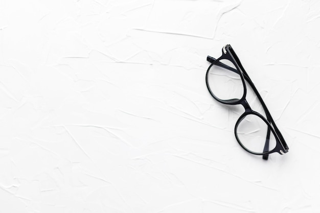 Lunettes avec monture noire sur fond blanc.