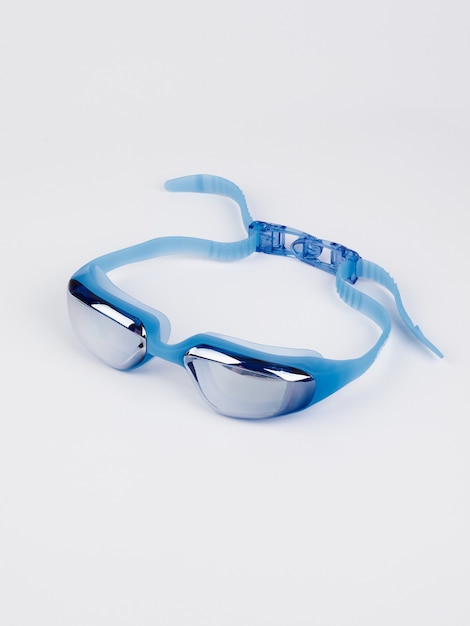 Photo lunettes de natation bleu piscine isolés