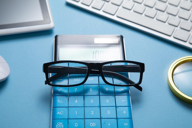 Lunettes noires avec un clavier d'ordinateur