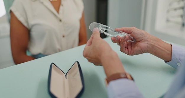 Lunettes opticienne et mains de personne au magasin pour la décision de choix ou client achetant optométrie de près ou client au magasin avec lentille pour lunettes cadre ou lunettes en vente pour une vision saine