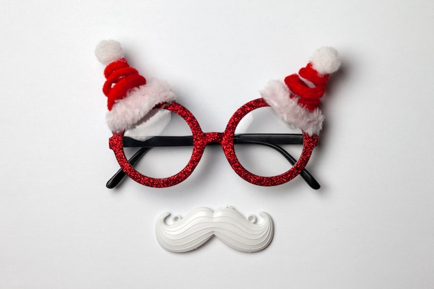 lunettes de père noël, moustache et chapeau