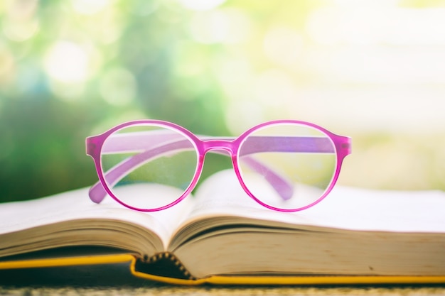 Lunettes placées sur un livre ouvert