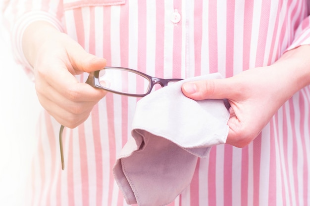 Lunettes pour la correction de la vue en cours de nettoyage