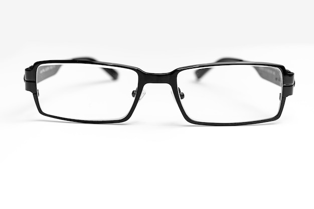 Lunettes pour la correction de la vue dans un cadre noir sur fond blanc publicité du magasin d'optique et accessoire de mode des services d'ophtalmologie