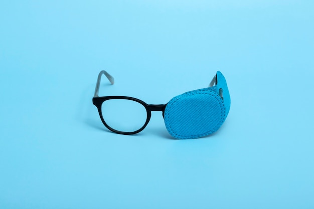 Lunettes pour enfants avec obturateur sur fond coloré. Oeil paresseux. Amblyopie