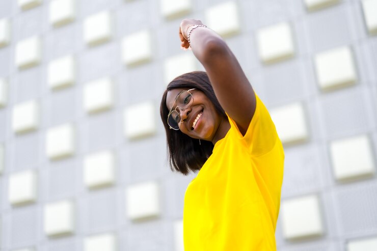 Photo lunettes à profusion une belle et audacieuse jeune femme noire s'attaque à la ville avec style