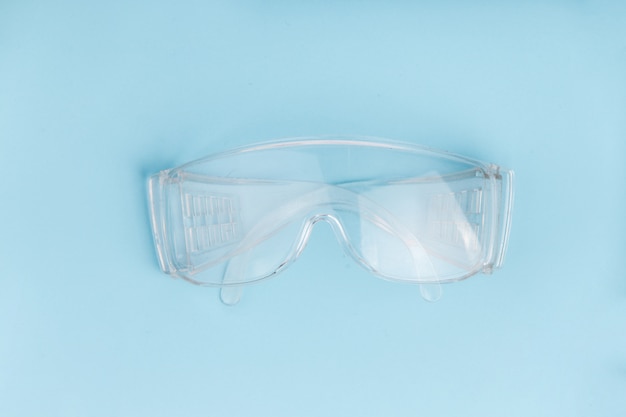 Lunettes de protection sur fond bleu.