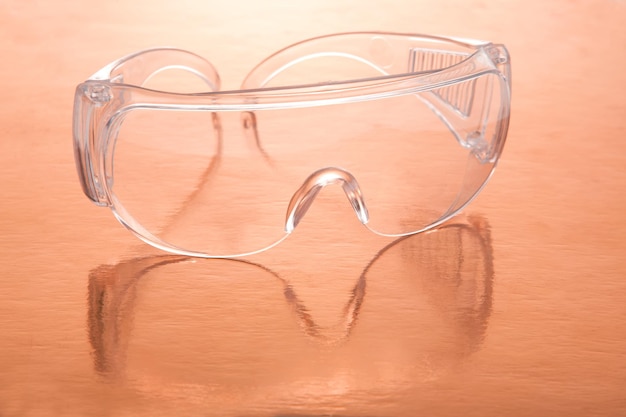 Lunettes de protection sur fond doré