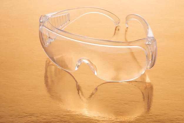 Lunettes de protection sur fond doré