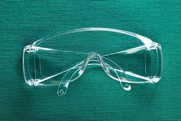 Des lunettes de protection, des lunettes de sécurité protègent les yeux.