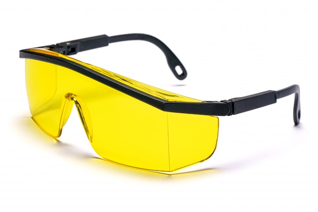 Lunettes de protection de sécurité lunettes sur tableau blanc avec un tracé de détourage