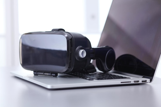 Lunettes de réalité virtuelle sur le bureau avec ordinateur portable