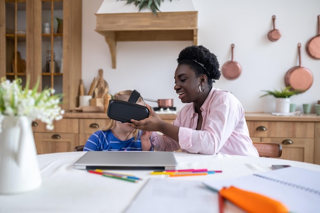 Lunettes de réalité virtuelle. Une fille assise dans des lunettes vr et ayant l'air amusée