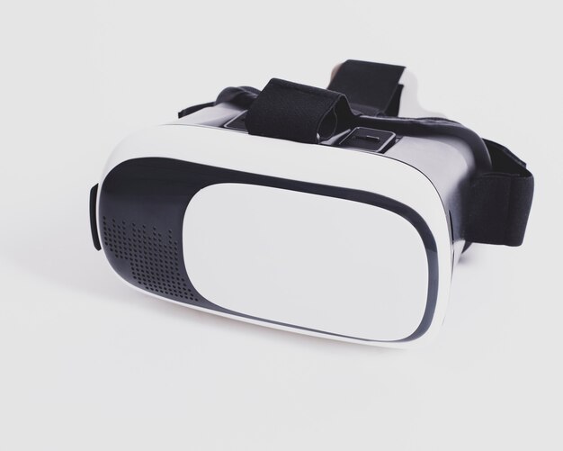 Lunettes de réalité virtuelle sur fond blanc isolé