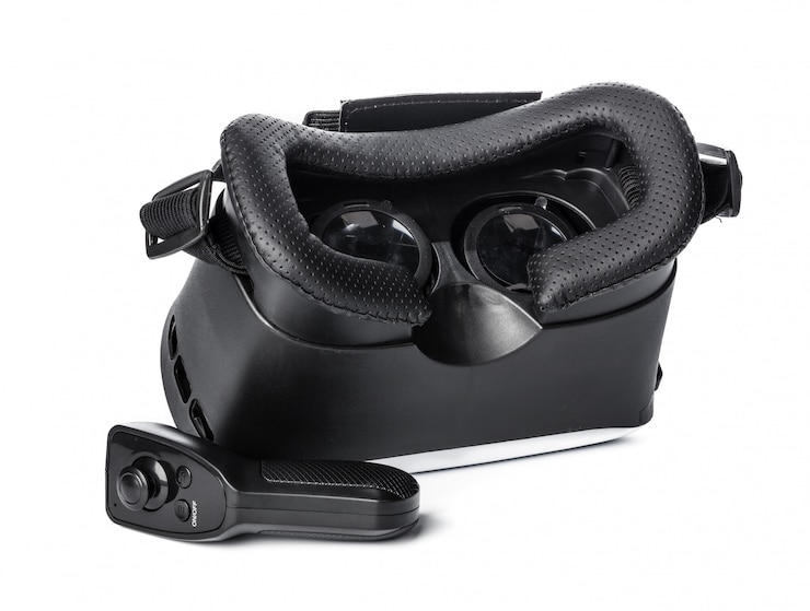 Photo lunettes de réalité virtuelle et manette de jeu isolés.