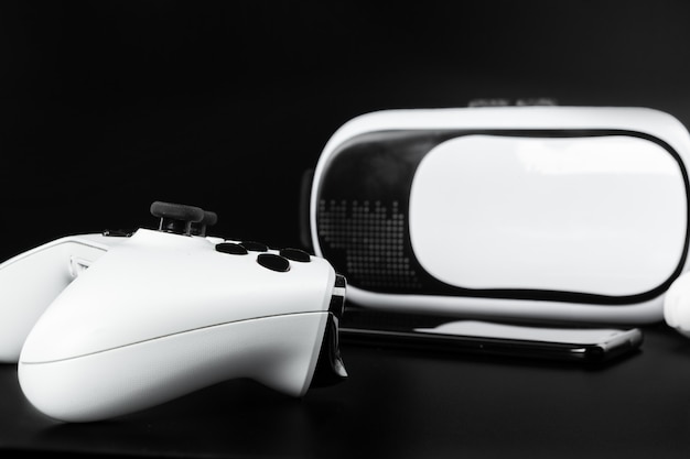 Lunettes de réalité virtuelle VR sur une table noire.