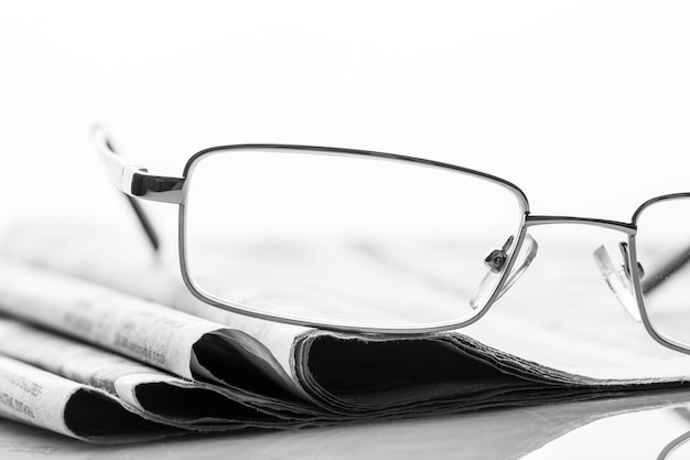 Des Lunettes Se Trouvent Sur Les Journaux